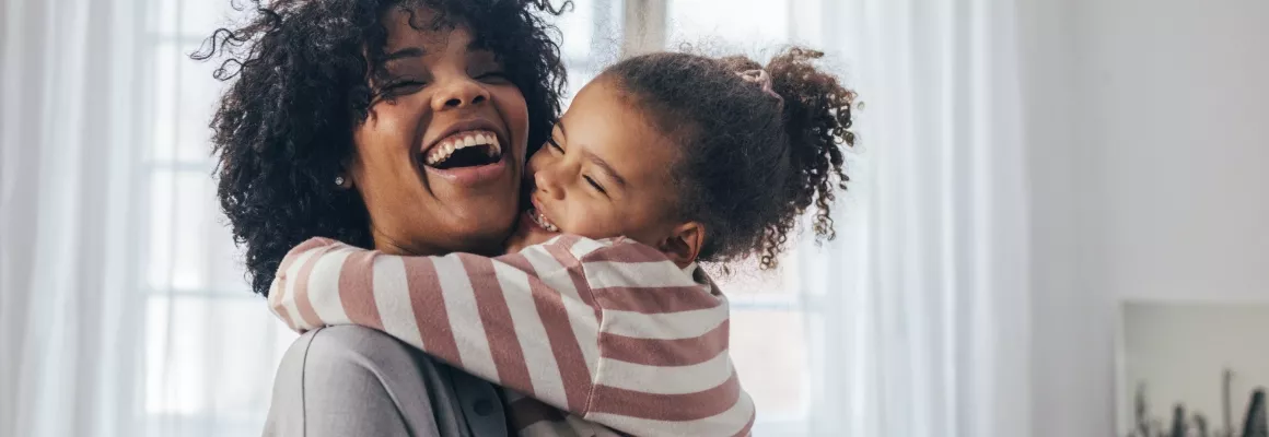 Enfant enlaçant sa maman